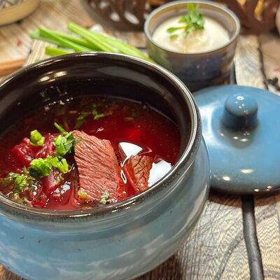 Борщ с говядиной в Тут харчо по цене 599 ₽