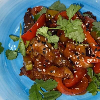 Теплый салат с телятиной в азиатском стиле (острый) в ОстроVok по цене 800 ₽