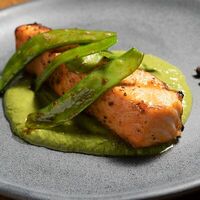 Стейк из лосося со стручковым горошком и щавелевой сальсой в Муссон