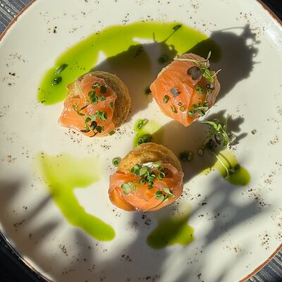 Крокеты из кабачков со слабосоленым лососем и сыром сиртаки в MeatBarrique по цене 1100 ₽