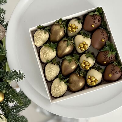 Набор с клубникой в шоколаде на Новый год №7 в Lovely Berry по цене 3890 ₽