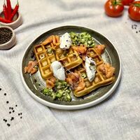 Венские вафли с лососем в Ravioli cafe & bar