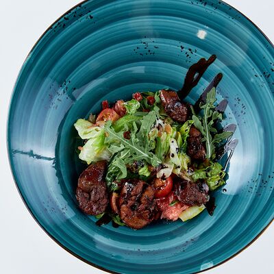 Тёплый салат с куриной печенью в Невидалия по цене 620 ₽