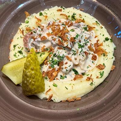 Бефстроганов с картофельным пюре в Ранчо Grill & Bar по цене 940 ₽