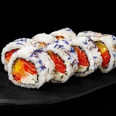 Ролл с лососем и такуаном в Sushi please по цене 1150 ₽