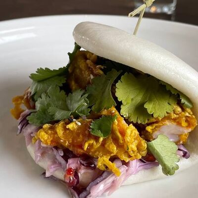 Бао с креветками темпура и устричным соусом в More More по цене 475