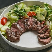 Стейк-салат из мраморной телятины в Beef Coin