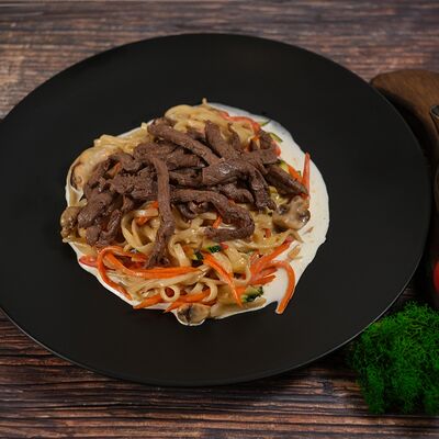 Удон в сливочно-чесночном соусе с говядиной в Японский городовой 64 по цене 360 ₽