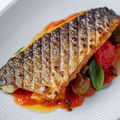 Филе сибаса на гриле со сладкими томатами и артишокамив Рыба Мечты по цене 2250 ₽