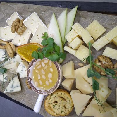 Сырное плато к вину в Столица по цене 1550 ₽