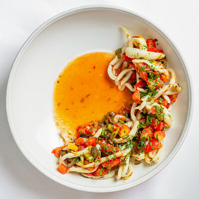 Тёплый салат с кальмарами, кинзой и помидорами в Бибирево по цене 920 ₽