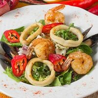 Салат с морепродуктами в Мушмула