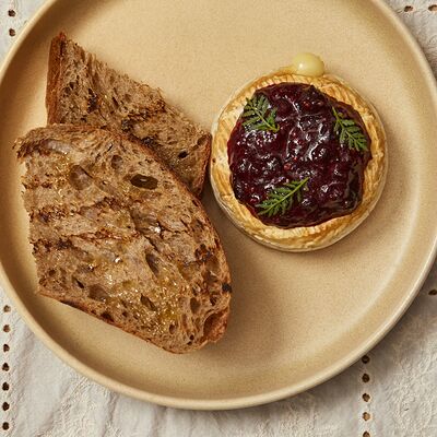 Жареный бри с мостардой из сливы и пивным тартином в Банщики по цене 990 ₽