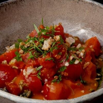 Тунец с томатами и чили в Кабуки по цене 490