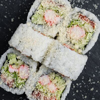 Цезарь-роллы с тигровой креветкой в Хорошие руки - Роллы по цене 890 ₽