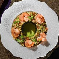 Салат Табуле с креветками и черносливом в Cascade