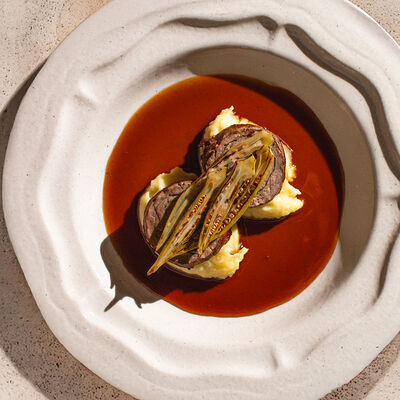 Рулет из стейка, окра, яблочное пюре в Luwo по цене 1630 ₽