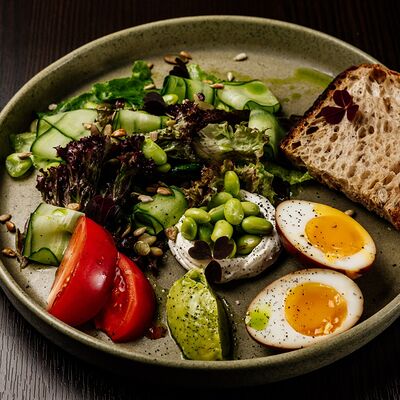 Фитнес-салат с овощами, зелеными бобами, яйцом и зерновым хлебом в Cruise по цене 510 ₽