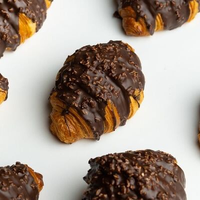 Круассан с шоколадным кремом и миндалем в Много хлеба по цене 184 ₽