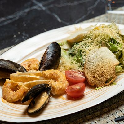 Цезарь с морепродуктами в Maki Family по цене 539