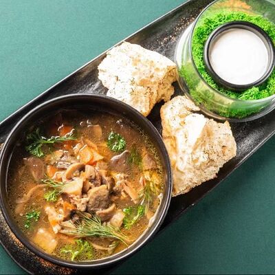 Томленый суп с белыми грибами и копченым ребром в Clever Irish Pub по цене 25 р.