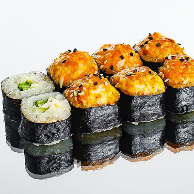 Запеченный ролл с тунцом в Rolls Bar по цене 471 ₽