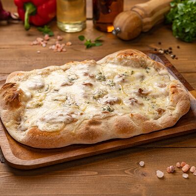 Четыре сыра L + Spritz в Pizza 33 cm по цене 1070 ₽