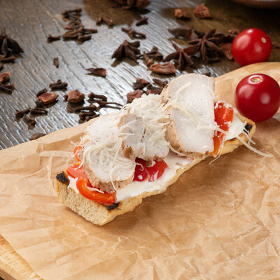 Брускетта с цыпленком в Соседи Home Cafe по цене 495 ₽