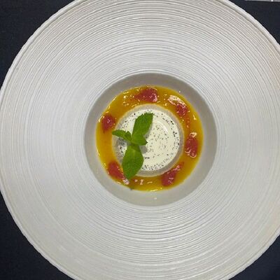 Ванильная панна котта с соусом из манго в Сохо по цене 320