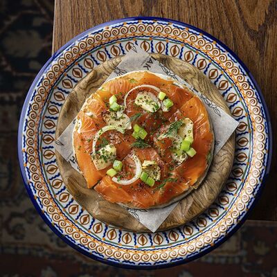 Пита с лососем и соусом лабне в Eshak по цене 1100