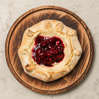 Хачапури по-аджарски с арахисовым кремом и вишнейв Лали Бистро по цене 690 ₽