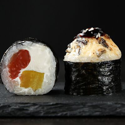 Нежный с угрем ролл запеченныйв Loca Pizza по цене 600 ₽