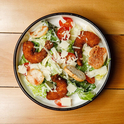 Салат Цезарь с креветкамив Папины бургеры по цене 639 ₽