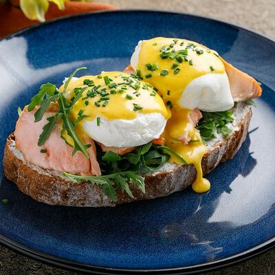 Яйца Бенедикт с лососем в Маймун по цене 590