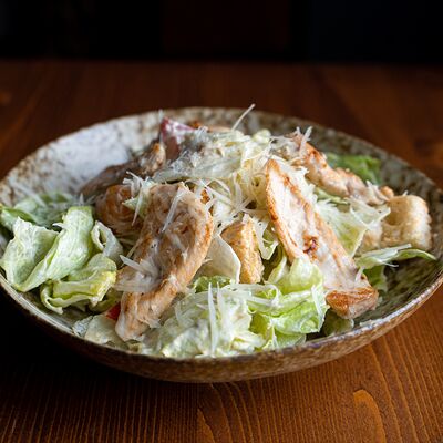 Цезарь с куриной грудкой су-вид в El papa chapa по цене 570 ₽