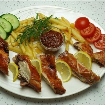 Цыпленок табака с гарниром в Хумо по цене 800 ₽