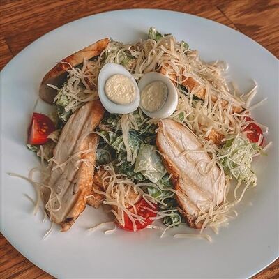 Салат Цезарь с куриной грудкой в Соль & Перец по цене 467 ₽