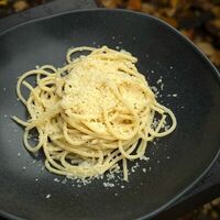 Спагетти с сыром в Encore Cafe