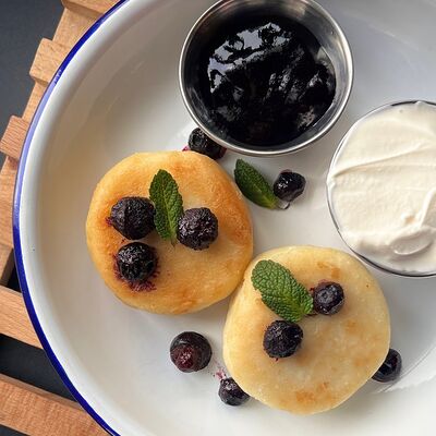 Сырники с черничным джемом и сметаной в Бекки бар по цене 440 ₽