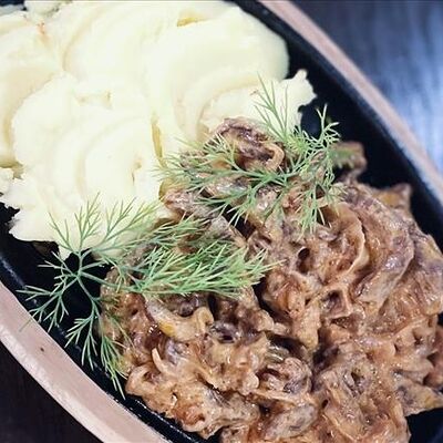 Бефстроганов с картофельным пюре в Генрих и Генриетта по цене 560 ₽