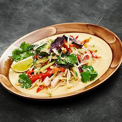 Салат с цыпленком и проростками в Гранат по цене 370