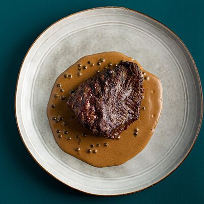 Скерт-стейк с перечным соусом в Matteos по цене 1580 ₽