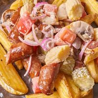 Салат по-деревенски с охотничьими колбасками в Cheddar Pizza