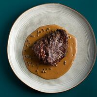 Скерт-стейк с перечным соусом в Matteos