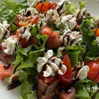 Салат с форелью и сливочным сыром в Трактир Иван Васильевич по цене 650 ₽