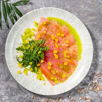 Карпаччо из тунца с лимонным перцем в Мускат по цене 585 ₽