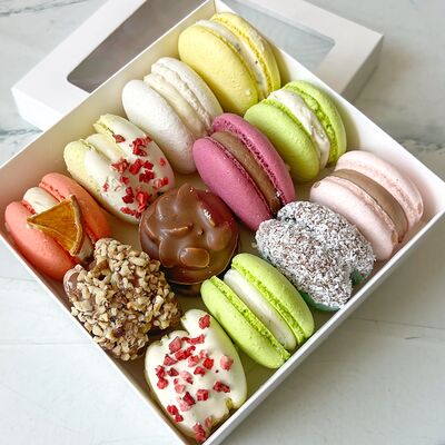 Подарочный набор макарон ассорти 12 штук Взрыв вкуса в Vanilka по цене 2468 ₽