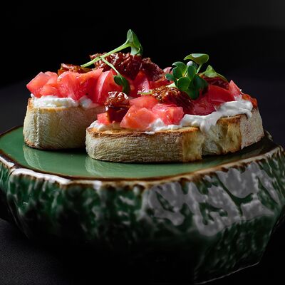 Брускетта с томатами и страчателлойв Эндорфин по цене 530 ₽