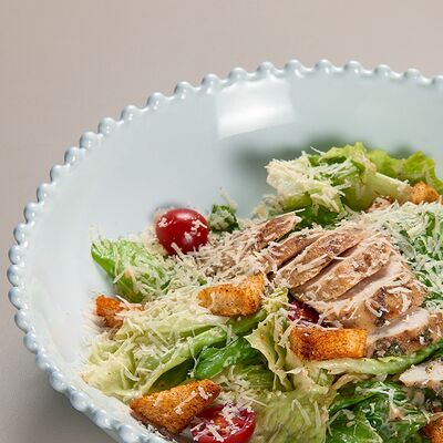 Салат Цезарь с курицей в Avgust13 по цене 995 ₽