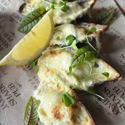 Запечённые мидии с соусом блю-чиз в The James Shark Pub по цене 520 ₽